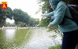 Xem người dân Hà Nội thả cá chép tiễn Táo quân